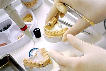 Rodental Laboratorio Dental tecnico-dental-preparando-moldura-dental